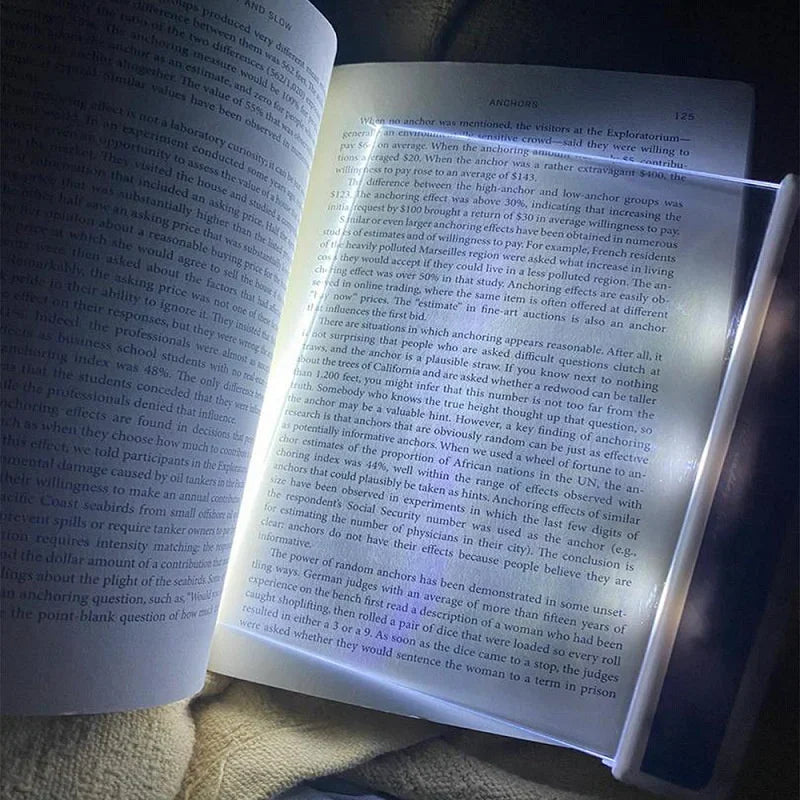 Luminária portátil para leitura noturna. Ideal para leitura na cama ou em ambientes escuros ou pouco iluminados.