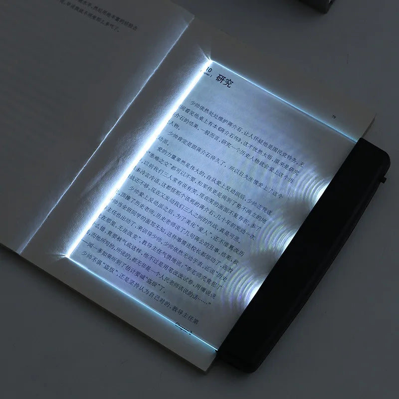 Luminária portátil para leitura noturna. Ideal para leitura na cama ou em ambientes escuros ou pouco iluminados.